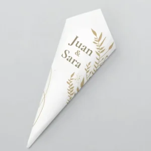 Cono de pétalos de boda personalizado con los nombres 'Juan & Sara', decorado con ilustraciones de hojas en tonos dorados sobre fondo blanco, ideal para bodas rústicas y elegantes.