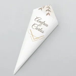 Cono de pétalos de boda personalizado con los nombres 'Andrea & Carlos', decorado con detalles en dorado y hojas sutiles sobre fondo blanco, ideal para ceremonias elegantes y minimalistas.
