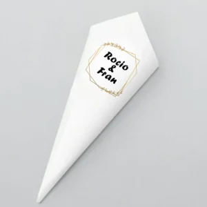 Cono de pétalos de boda personalizado con los nombres 'Rocío & Fran', decorado con un marco geométrico dorado sobre fondo blanco, ideal para ceremonias elegantes.