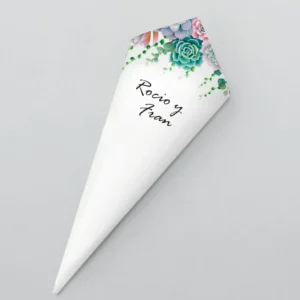 Cono de pétalos de boda personalizado con los nombres 'Rocío y Fran', decorado con un diseño floral de suculentas en tonos verdes y rosados sobre fondo blanco.