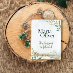 Estuche de pañuelos personalizado para bodas con los nombres 'Marta & Oliver'. Diseño elegante con detalles florales en tonos azules y dorados, la frase 'Para lágrimas de felicidad' y un lazo rústico decorativo.