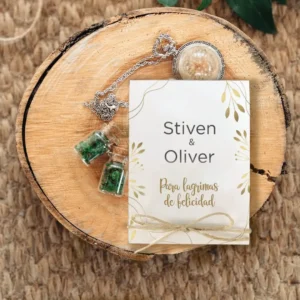 Estuche de pañuelos personalizado para bodas con los nombres 'Stiven & Oliver'. Diseño sofisticado en blanco con detalles dorados de hojas, la frase 'Para lágrimas de felicidad' y un lazo rústico decorativo.