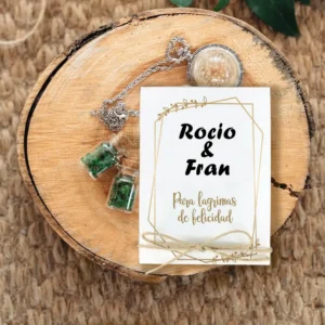 Estuche de pañuelos personalizado para bodas con los nombres 'Rocío & Fran'. Diseño elegante con marco geométrico dorado, la frase 'Para lágrimas de felicidad' y un lazo rústico decorativo