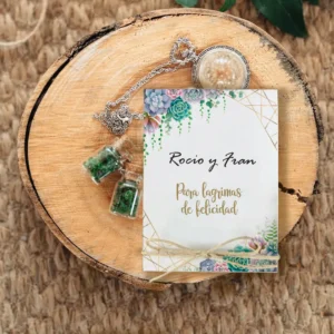 Estuche de pañuelos personalizado para bodas con los nombres 'Rocío y Fran'. Diseño elegante con suculentas, detalles geométricos dorados y la frase 'Para lágrimas de felicidad', decorado con un lazo rústico.