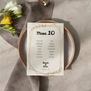 Tarjeta de asignación de mesa para boda con diseño elegante, detalles dorados y tipografía sofisticada, con nombres de los invitados, colocada sobre un plato de cerámica con decoración en tonos neutros y flores frescas.
