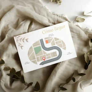 Plano de llegada para boda con diseño tipo mapa en tonos neutros, estilo limpio y moderno, impreso en papel texturizado y decorado con tela clara y elementos vegetales.