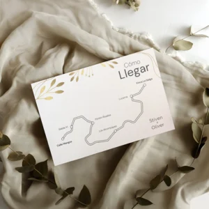 Plano de llegada para boda con diseño elegante y minimalista, ilustraciones de hojas en dorado suave, fondo blanco texturizado y decoración con tela beige y ramas secas.